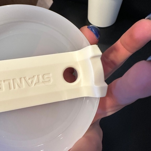 Stanley 40 Oz Travel Quencher BNWT - Picture 4 of 9